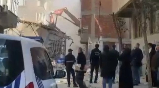 Kontrollü yıkım sırasında hasar alan başka bir bina tahliye edildi