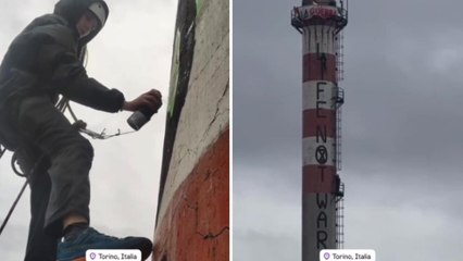 Torino, gli attivisti di Extinction Rebellion si arrampicano sulla ciminiera di Leonardo «La guerra parte da qui»