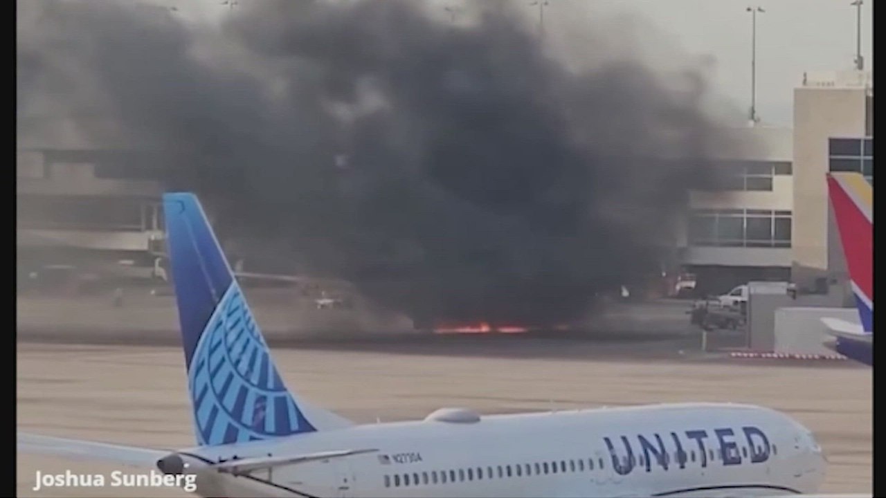 Un avión de American Airlines se incendia en el aeropuerto de Denver y los pasajeros tienen que ser evacuados por el ala del avión