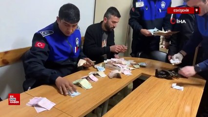 Eskişehir'de görme engelli taklidi yapan dilencinin üzerinden 32 bin lira çıktı