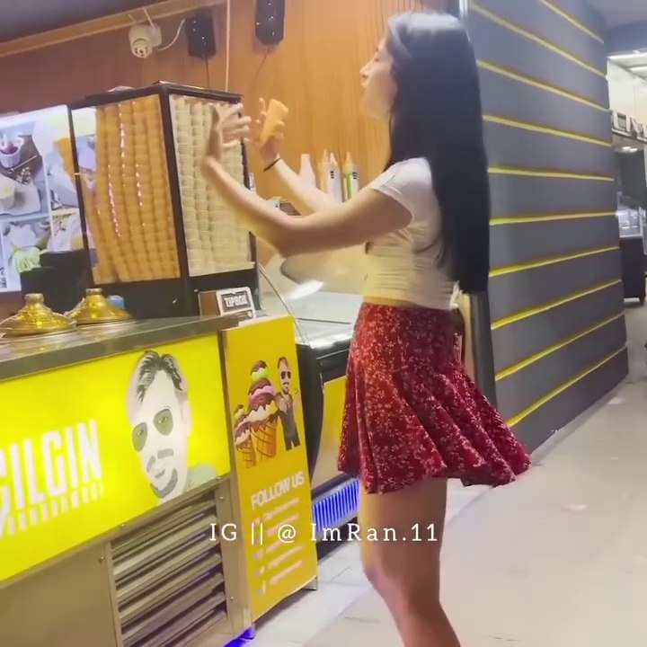 Beautiful Girl dance | Young girl Eating Icecream and Dancing | Dancers #icecream #crazy #dubai #dancevideos