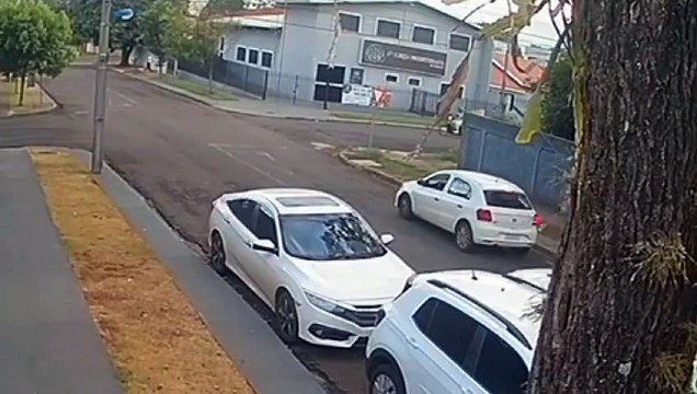 Em alta velocidade carro avança preferencial e provoca acidente impressionante em Maringá