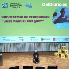 Martín Caparrós recibe un premio en el Congreso de Periodismo de Huesca a ritmo de un tango interpretado por IA