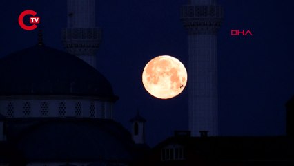 Dünyanın gözü gökyüzünde 'Kanlı Ay Tutulması' İstanbul'da görüntülendi