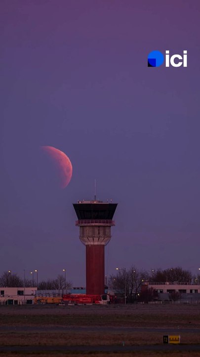 Une éclipse de lune à l'aéroport de Lille Lesquin