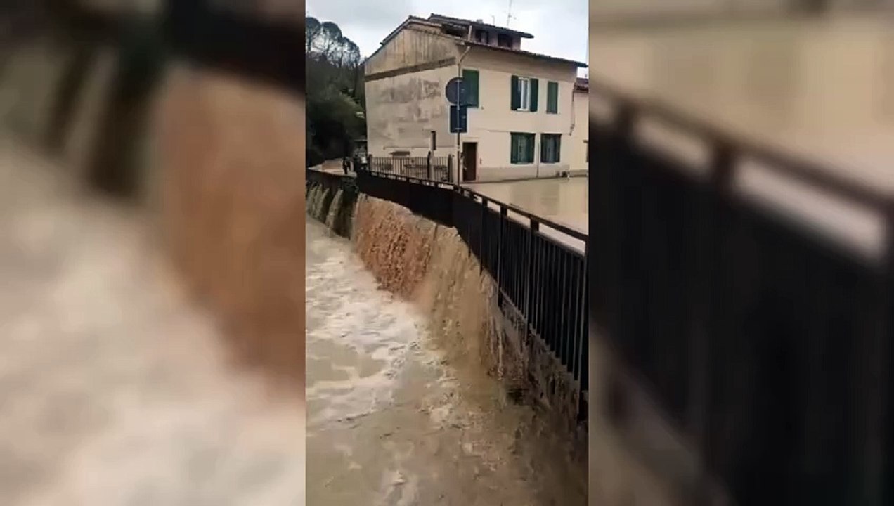 Maltempo in Toscana, a Grassina esonda il fosso di Montauto: strade allagate