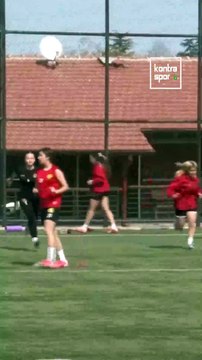 Kadın teknik direktör takımını bir maç daha otobüsün üstünden yönetecek