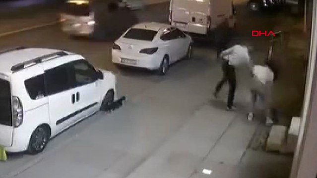 Avcılar'da sokak ortasında kadına yumrukla saldırdı