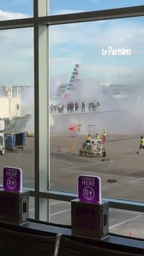 Des passagers se réfugient sur l'aile de leur avion en feu