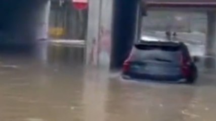 Esondazione a Firenze: auto bloccate dall'alluvione