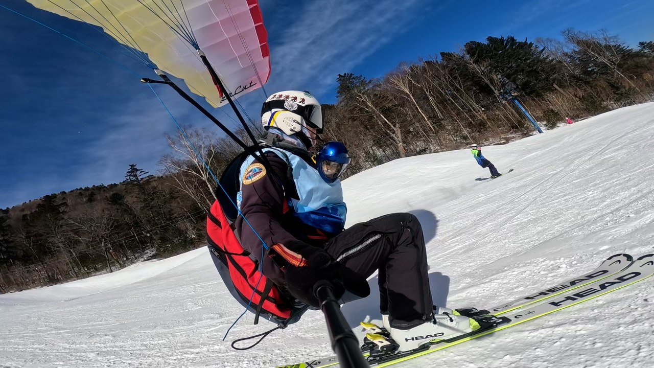Katze begleitet ihren Besitzer beim Fallschirmski-Abenteuer - und trägt dabei ihren eigenen kleinen Helm