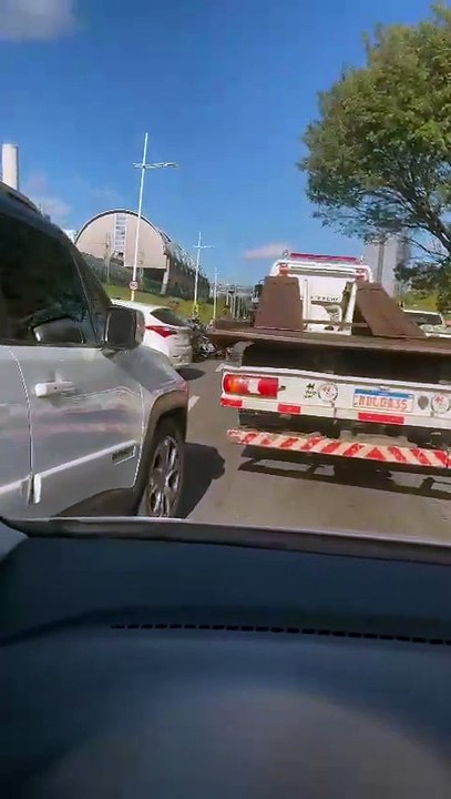 Tiroteio e perseguição policial deixam dois fer...