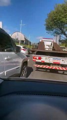 Tiroteio e perseguição policial deixam dois feridos na Avenida Paralela