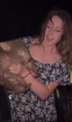 Piden la expulsión de Australia de una influencer que capturó una cría de wombat
