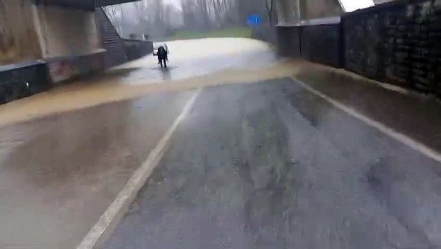 Maltempo in Toscana: anziana portata in salvo da una strada allagata dai carabinieri a Borgo?San?Lorenzo