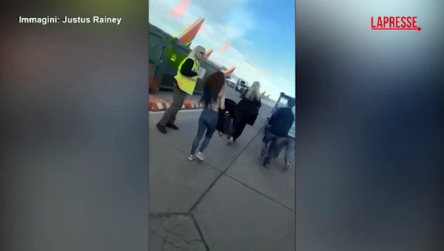 Usa, aereo dell'American Airlines prende fuoco a Denver: passeggeri in fuga