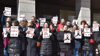 Concentración frente a la Consejería de Familia en recuerdo de Belén, la trabajadora asesinada en Extremadura por dos menores