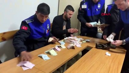 Cami önünde görme engelli taklidi yapan dilencinin üzerinden 32 bin lira çıktı!