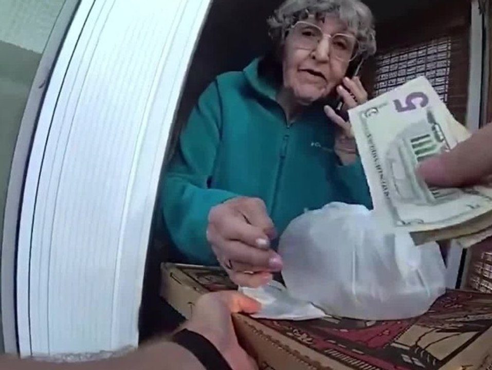 Weil Aliligator im Weg war: Polizist wird zum Pizzaboten