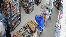 Fren yerine gaza basınca markete girdi, o anlar kamerada