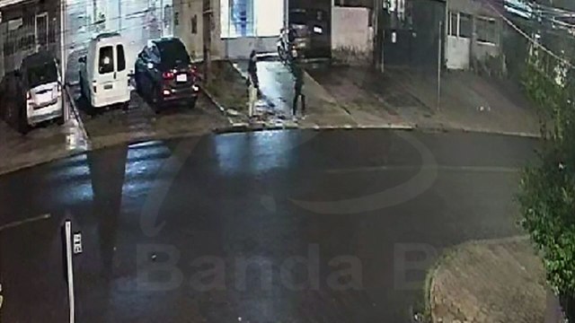 Vídeo mostra homem sendo baleado após ajudar mulher que foi assaltada