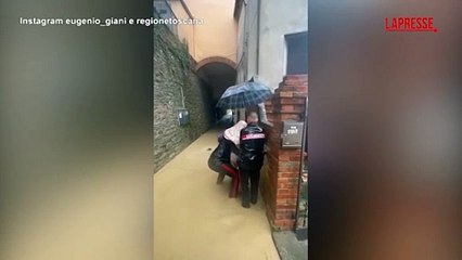 Maltempo a Firenze, i carabinieri soccorrono un'anziana