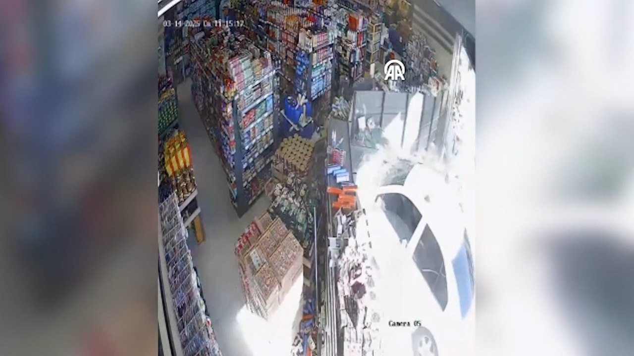 Fren yerine gaza basınca markete daldı: Müşteriler canını zor kurtardı