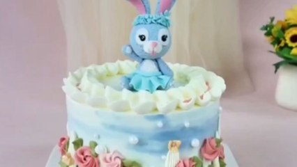 Cake artist skillfully amps up the cake with beautiful textures through piping