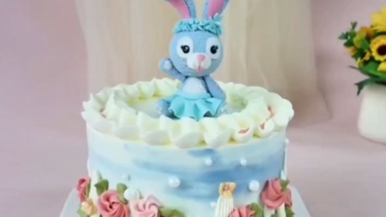 Cake artist skillfully amps up the cake with beautiful textures through piping