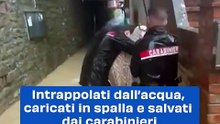 Intrappolati dall?acqua, caricati in spalla e salvati dai carabinieri