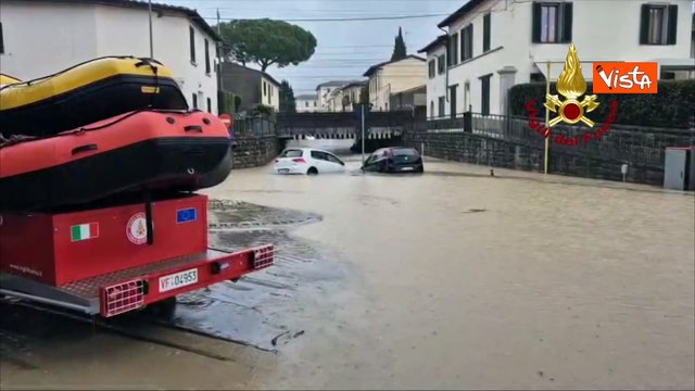 Maltempo Firenze, i gommoni dei Vigili del Fuoco intervengono nelle strade allagate