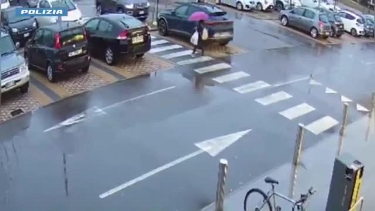 Il video del 40enne che a Bologna derubava le donne all'uscita dei supermercati