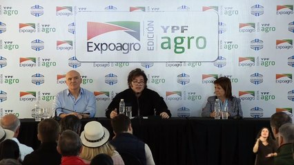 El insólito comentario de Milei a los productores rurales: "penes de madera"