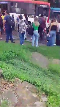 Mulher fica presa às ferragens e carro é prensado entre ônibus e caminhão após acidente