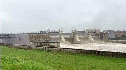 Arno in piena, l'apertura dello scolmatore a Pontedera