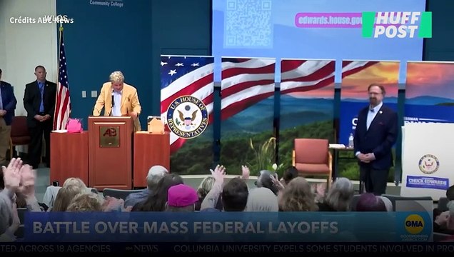 Aux États-Unis, une foule en colère assiège la réunion publique d’un élu républicain