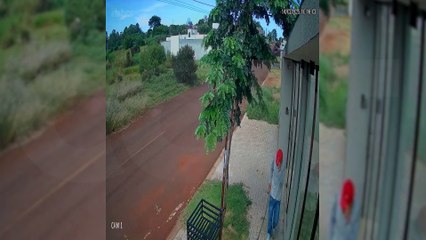Dupla invade residência em plena luz do dia e furta eletrônicos, joias e bebidas em Cascavel