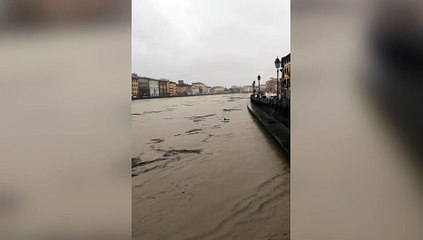 Maltempo in Toscana: la situazione dell'Arno ora a ponte di mezzo