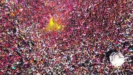 Hindistan'daki bahar festivalinden renkli görüntüler!
