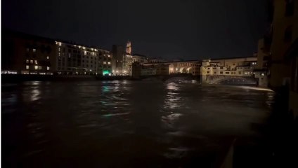 Il livello dell'Arno a Firenze, le immagini di notte