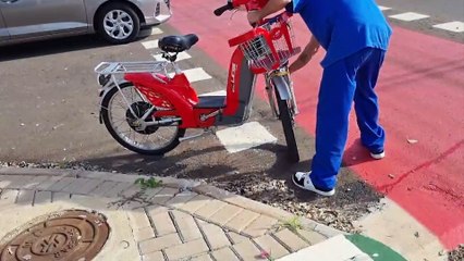 Ciclista é socorrido após acidente de trânsito no Maria Luiza