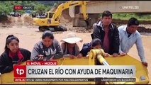A bordo de una pala cargadora, así cruzan el río los pobladores de Mizque tras colapso de un puente