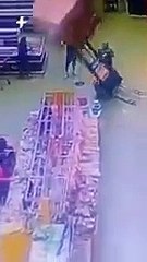 Cliente é atingida por carregamento de leite condensado dentro de supermercado; veja vídeo