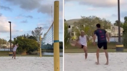 Ronaldinho solito fuoriclasse: spettacolo a footvolley