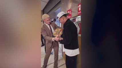 Lamine Yamal meets WWE Champion Cody Rhodes and poses with the championship belt