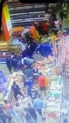 Carga de leite condensado despenca sobre mulher em atacado de Canoas