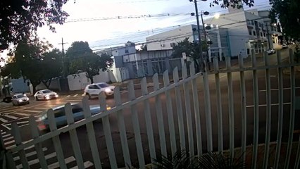 Câmera de segurança flagra acidente na Rua Rio Grande do Sul