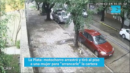 La Plata: motochorro arrastró y tiró al piso a una mujer para "arrancarle" la cartera