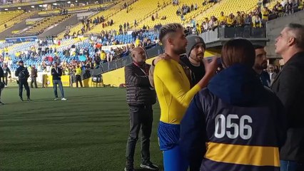 Tensión entre la plantilla de Las Palmas y un grupo de aficionados del equipo