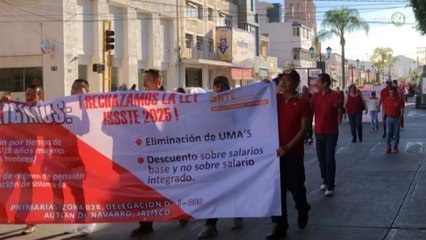 Docentes se manifiestan en Autlán contra la iniciativa de reforma a la Ley del ISSSTE